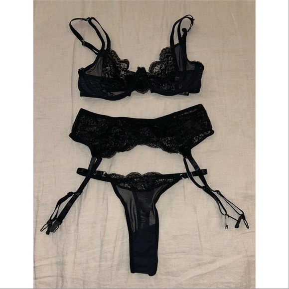NWOT Lace V Neck 3 Pc Bralette Thong And Suspender Set - Picture 4 of 5